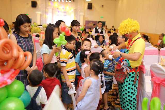 chú hề đa năng thổi bong bóng