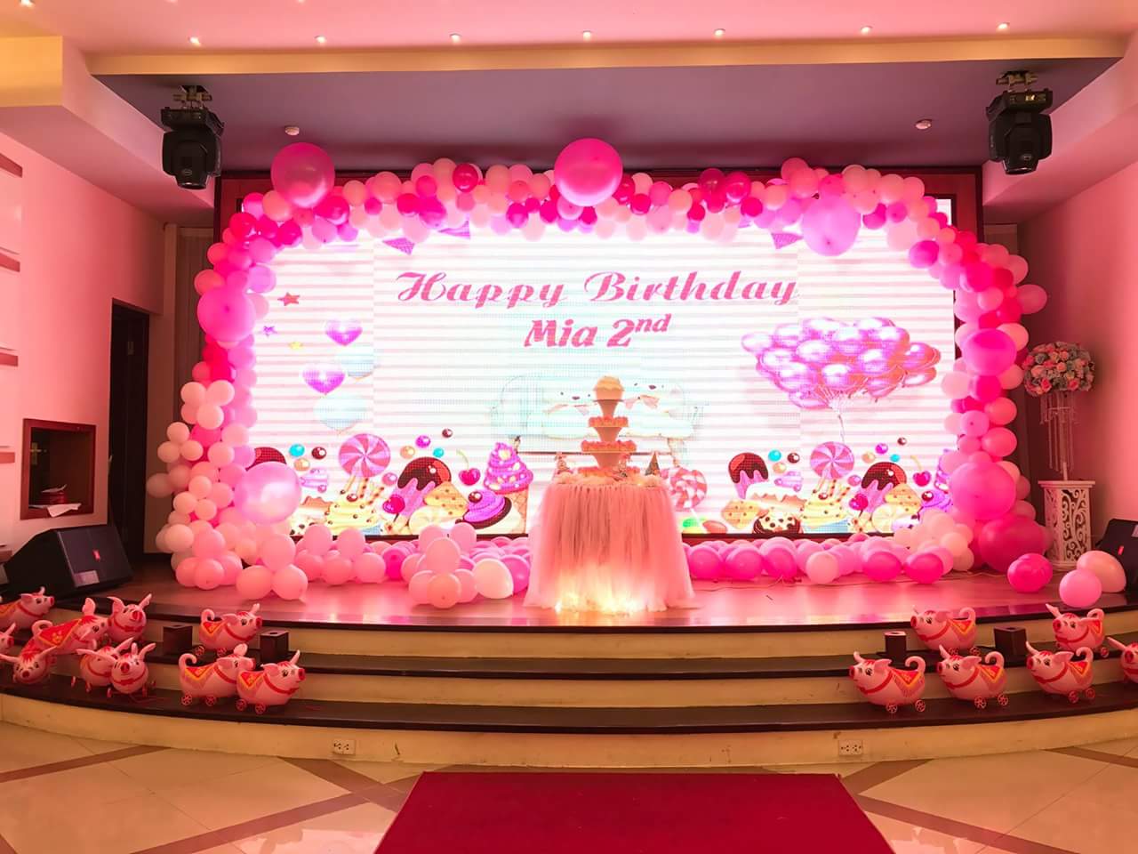 Trang trí sân khấu buổi tiệc kỷ niệm cho bé yêu bằng bong bóng độc đáo Trang trí sân khấu buổi tiệc kỷ niệm cho bé yêu bằng bong bóng độc đáo